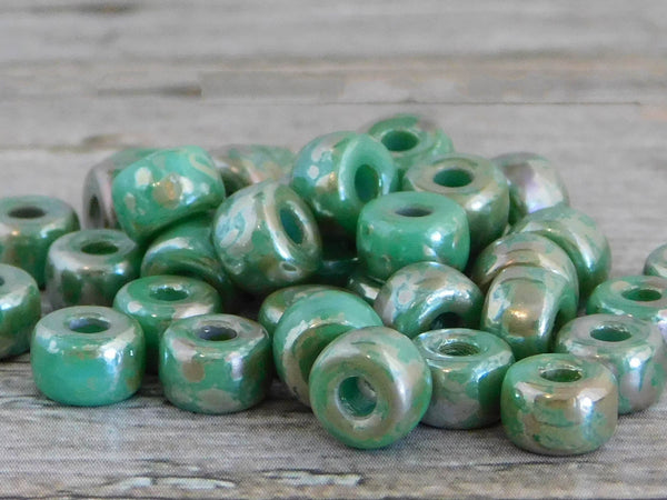 20g Green Turquoise Rembrandt 2/0 Matubo Beads