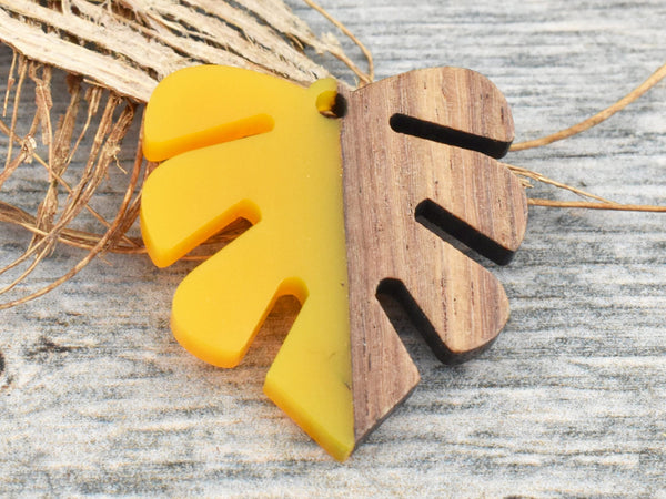 30x28mm Wood/Resin Palm Leaf Pendant (Yellow)