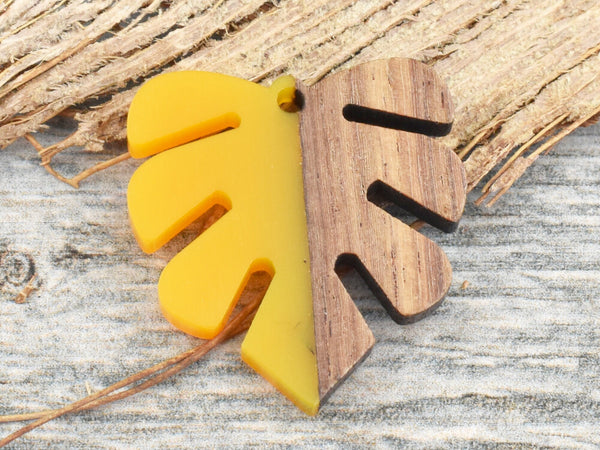 30x28mm Wood/Resin Palm Leaf Pendant (Yellow)